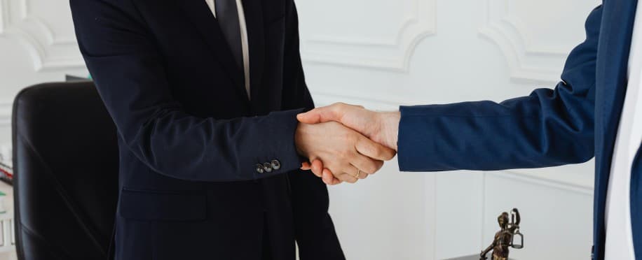 Difference Between Leader & Manager: Which One Are You Becoming?